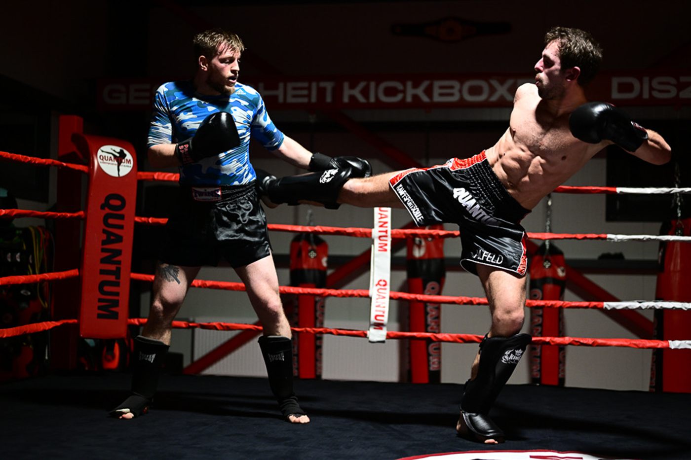 Kickboxen: High Kick im Ring