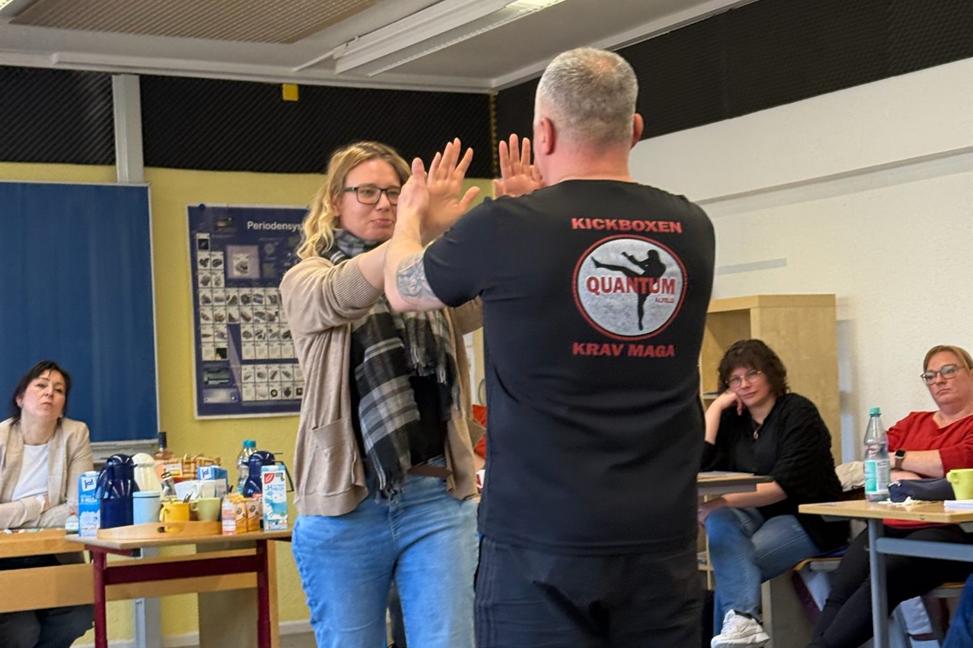 Krav Maga: Trainer zeigt eine Abwehrtechnik im Selbstverteidigungskurs
