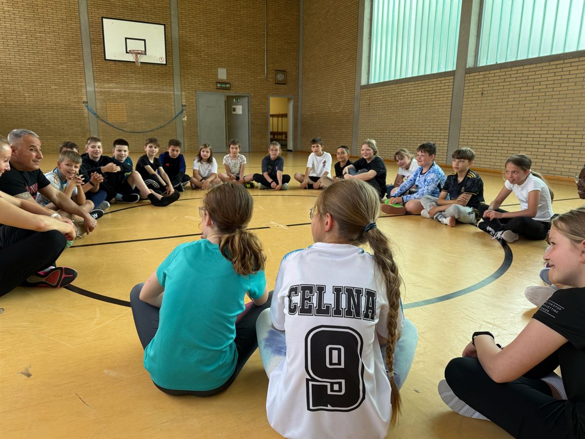 Schulprojekt in der Turnhalle