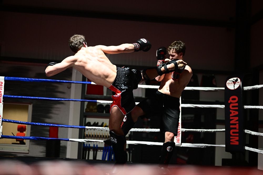 Hoher Tritt beim Sparring im Ring