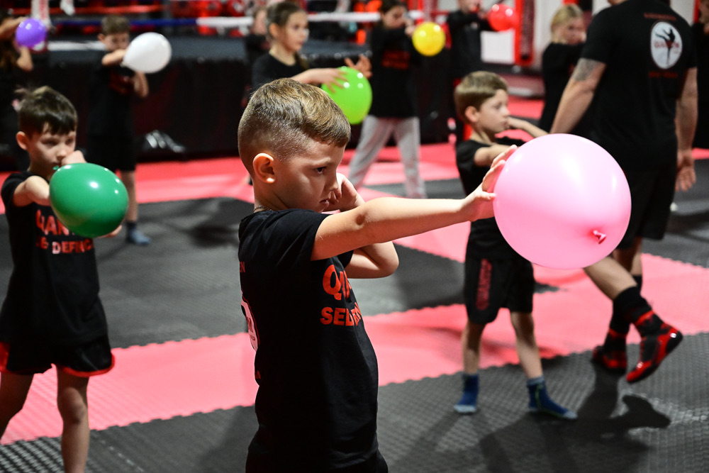 Kinder beim fröhlichen Ballon-Boxtraining