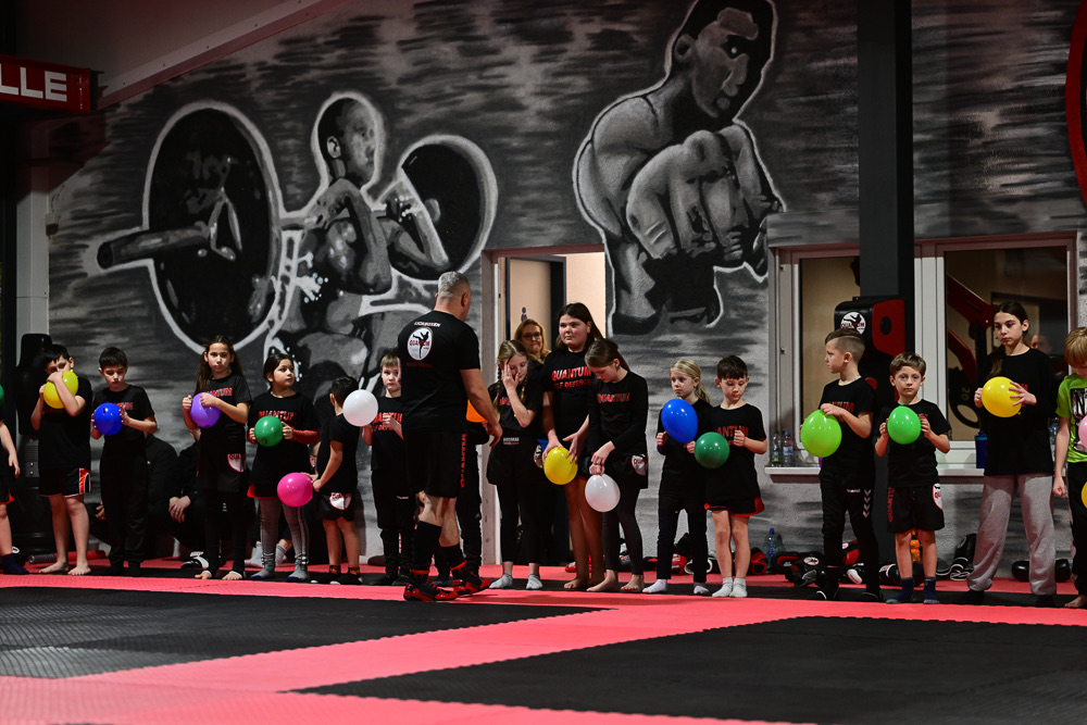 Kindergruppe mit Coach in der Halle